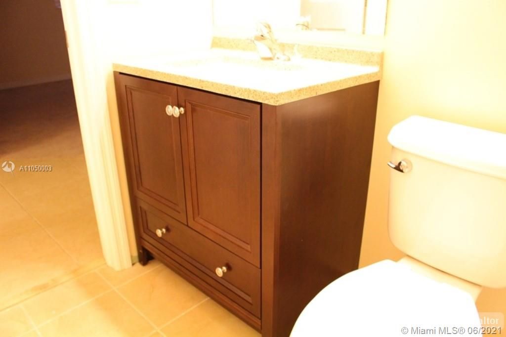 最近租的: $2,300 (3 贝兹, 2 浴室, 1227 平方英尺)