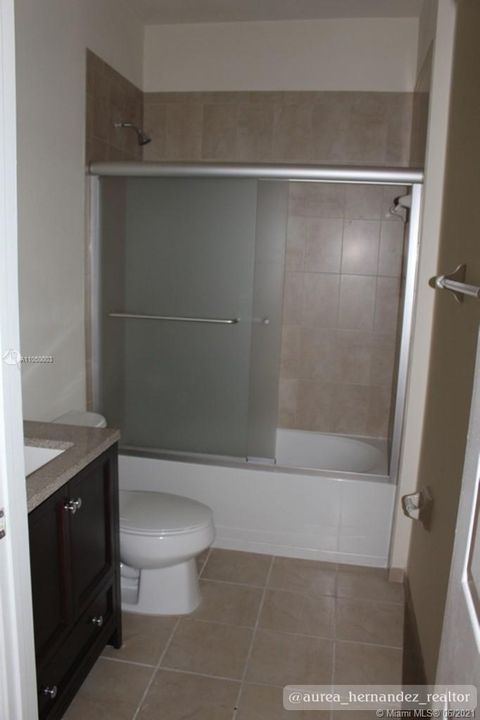 最近租的: $2,300 (3 贝兹, 2 浴室, 1227 平方英尺)