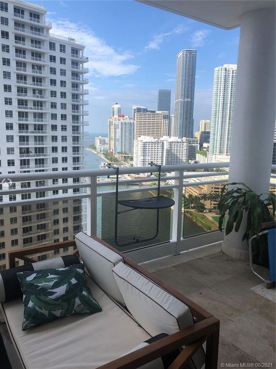 Recently Rented: $3,100 (1 beds, 1 baths, 1076 Square Feet)