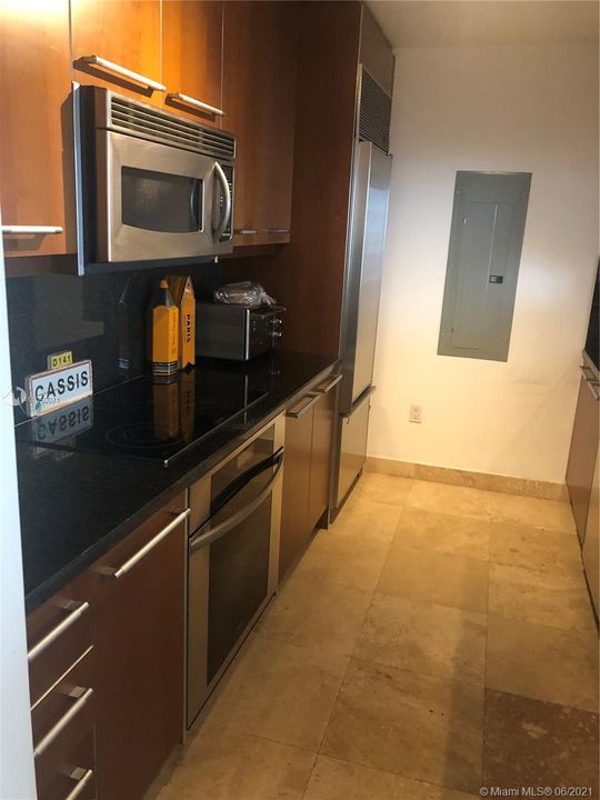 Recently Rented: $3,100 (1 beds, 1 baths, 1076 Square Feet)