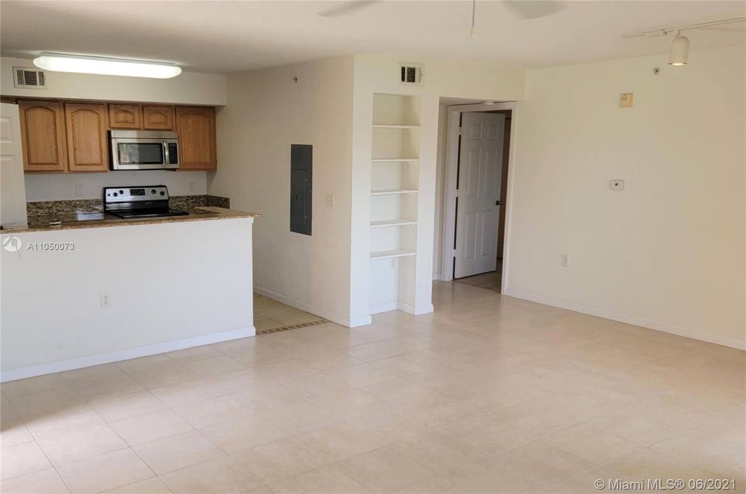 Recently Rented: $1,300 (1 beds, 1 baths, 868 Square Feet)