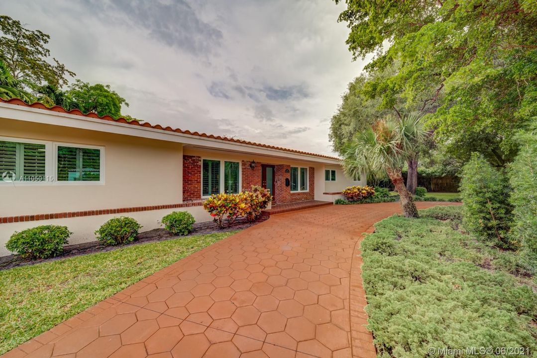 Recently Sold: $1,300,000 (4 beds, 2 baths, 2004 Square Feet)