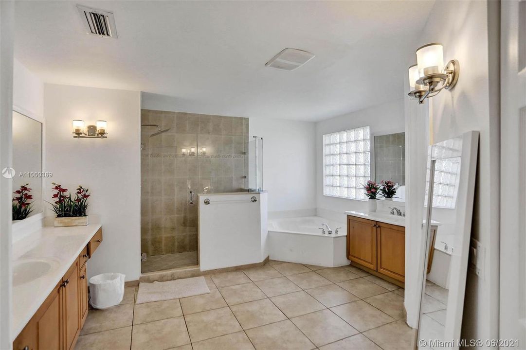 Недавно арендовано: $8,000 (5 спален, 4 ванн, 3910 Квадратных фут)