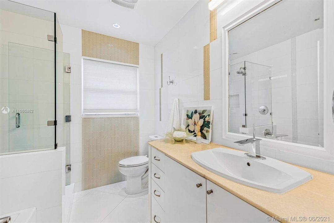 Recently Sold: $1,595,000 (3 beds, 2 baths, 2520 Square Feet)