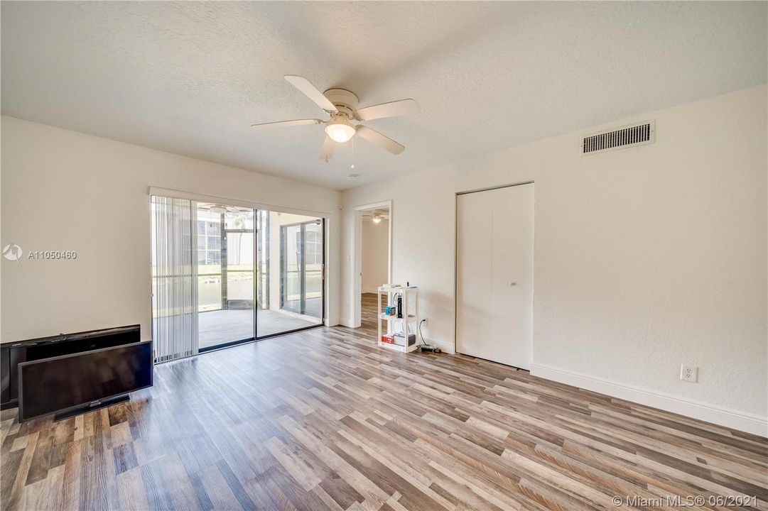 最近售出: $170,000 (2 贝兹, 2 浴室, 820 平方英尺)