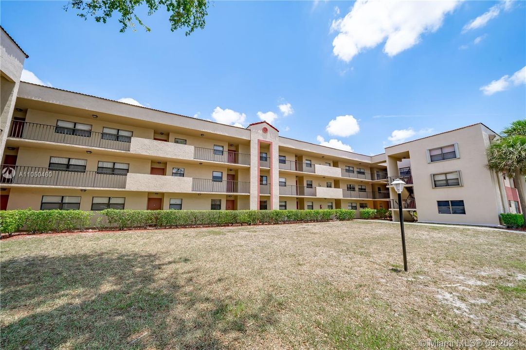 最近售出: $170,000 (2 贝兹, 2 浴室, 820 平方英尺)