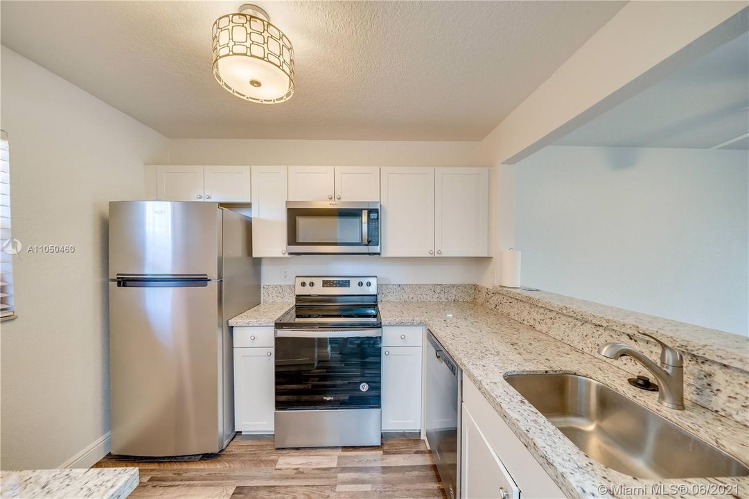 最近售出: $170,000 (2 贝兹, 2 浴室, 820 平方英尺)