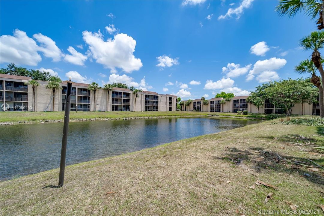 最近售出: $170,000 (2 贝兹, 2 浴室, 820 平方英尺)