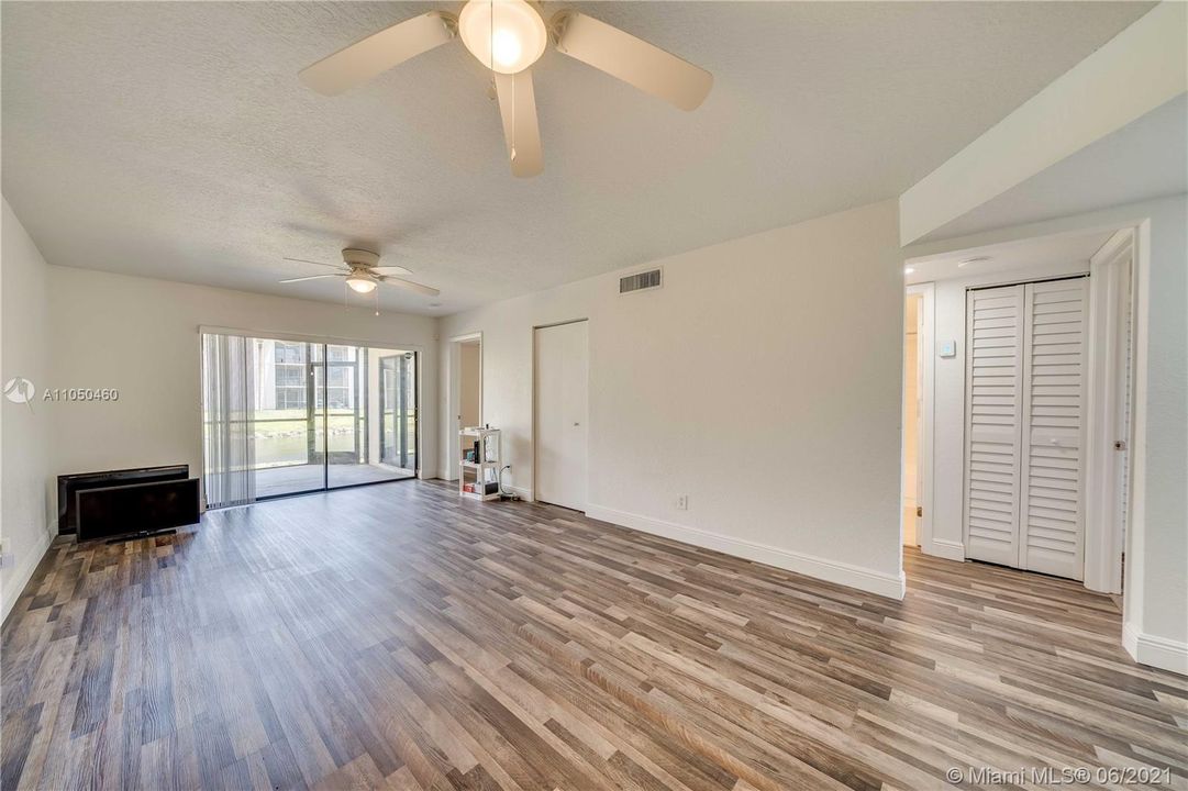 最近售出: $170,000 (2 贝兹, 2 浴室, 820 平方英尺)