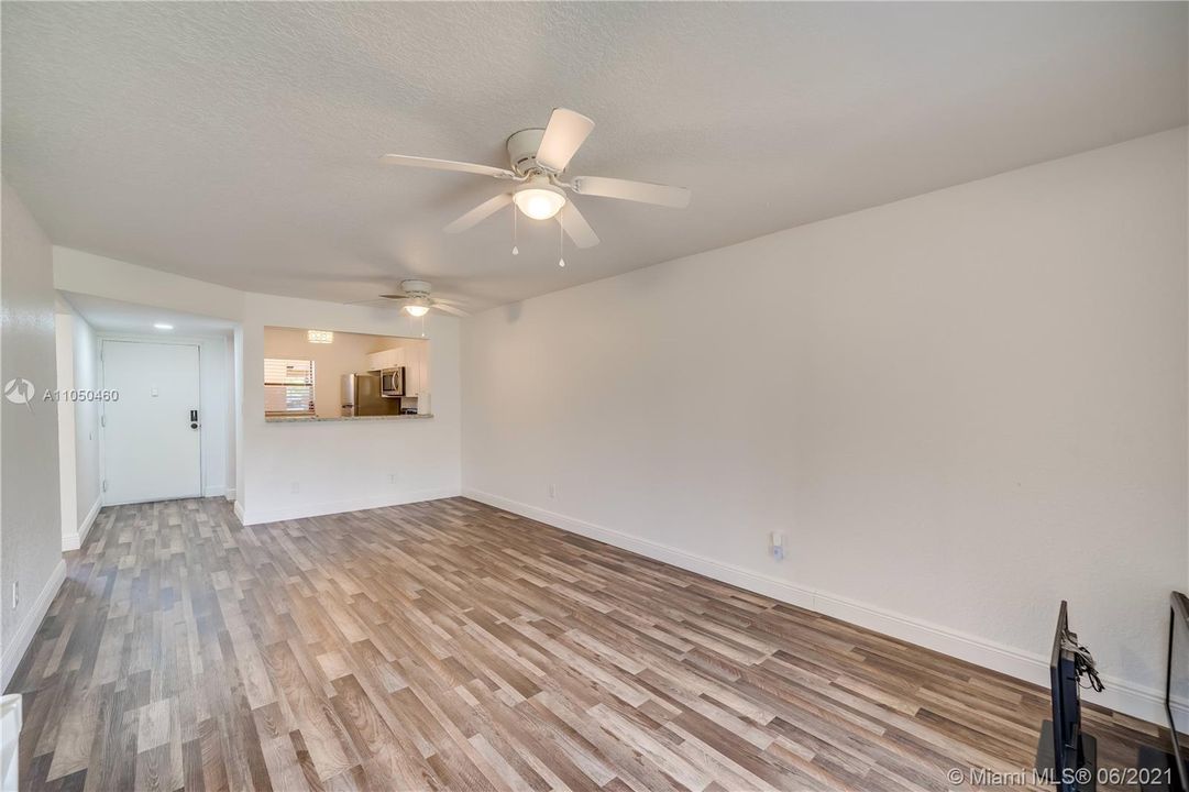 最近售出: $170,000 (2 贝兹, 2 浴室, 820 平方英尺)