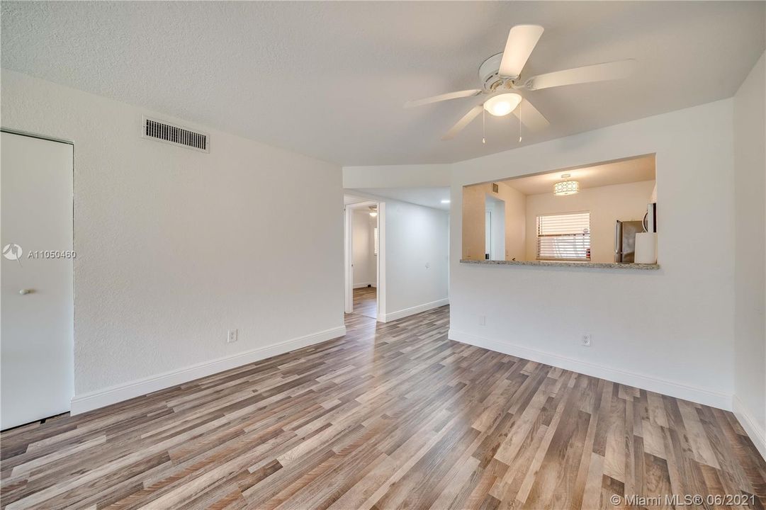 最近售出: $170,000 (2 贝兹, 2 浴室, 820 平方英尺)