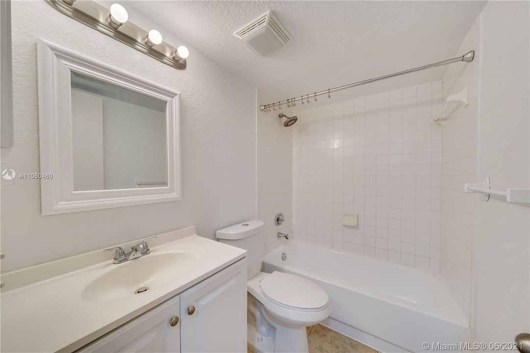 最近售出: $170,000 (2 贝兹, 2 浴室, 820 平方英尺)