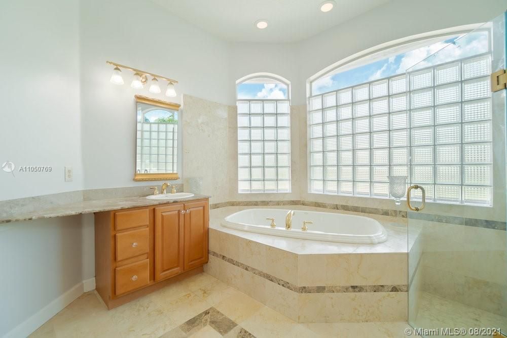 最近售出: $875,000 (6 贝兹, 4 浴室, 3476 平方英尺)