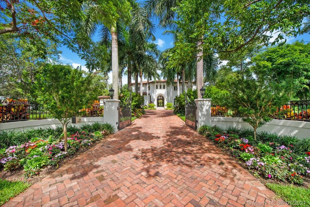 Recently Sold: $5,599,000 (7 beds, 8 baths, 7011 Square Feet)