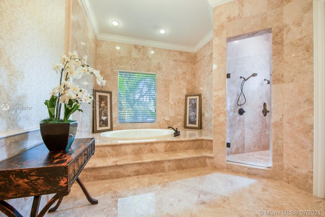 最近售出: $5,599,000 (7 贝兹, 8 浴室, 7011 平方英尺)