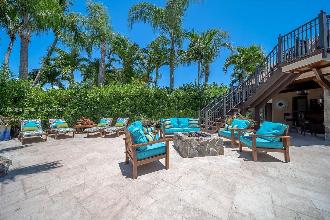 Recently Sold: $2,400,000 (6 beds, 4 baths, 5431 Square Feet)