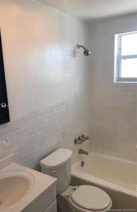 Recently Rented: $1,800 (1 beds, 1 baths, 590 Square Feet)