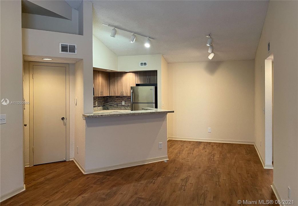 Recently Rented: $1,450 (1 beds, 1 baths, 743 Square Feet)