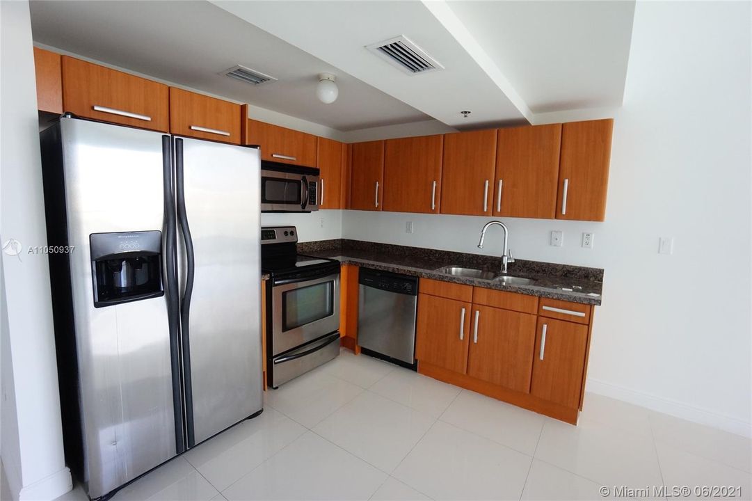 Recently Rented: $2,200 (1 beds, 1 baths, 818 Square Feet)