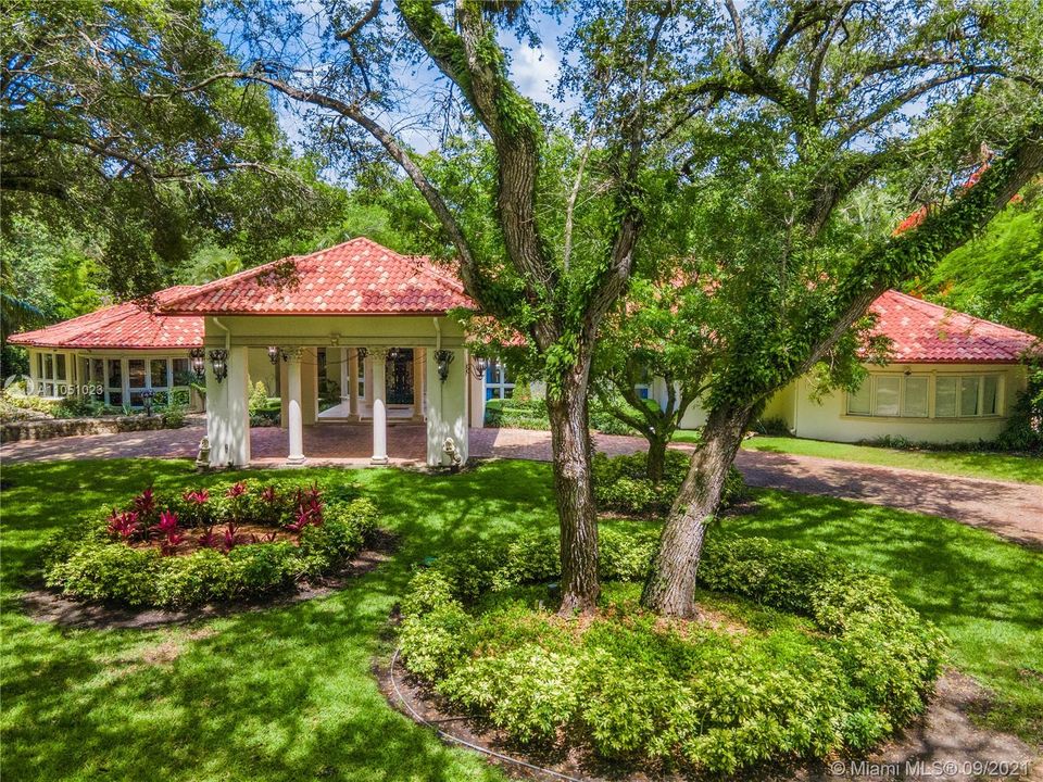 Beautiful trees and nature blend in with this spectacular estate!