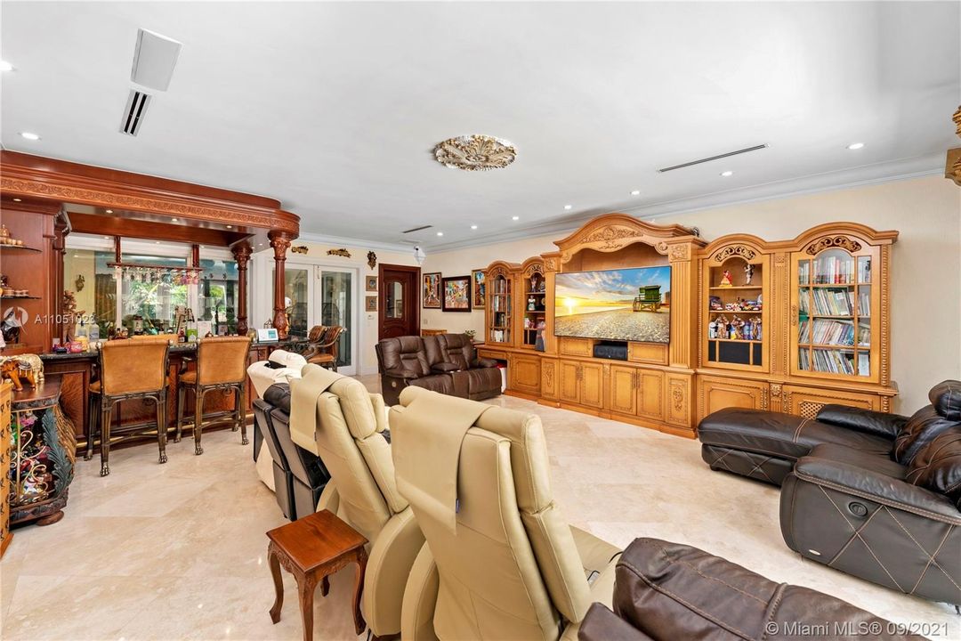 Large Family room with bar area!