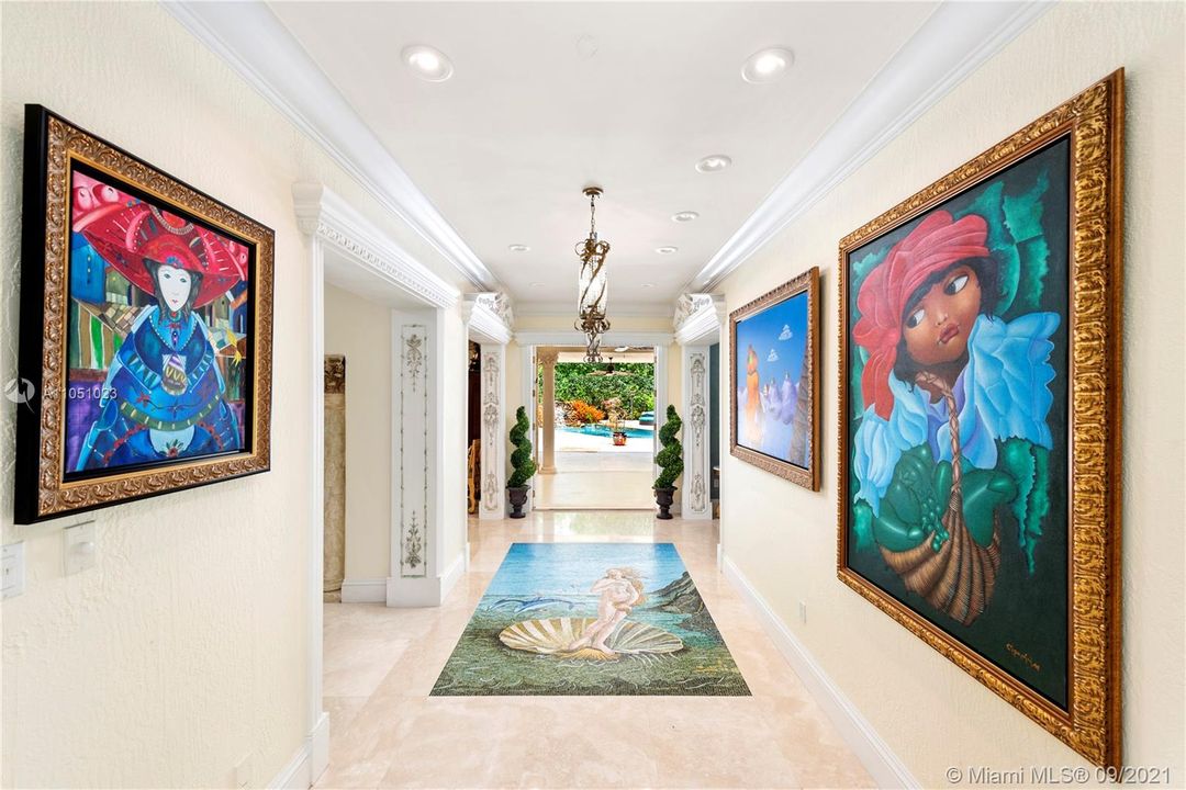 Beautiful central gallery leading on to the back yard / pool area