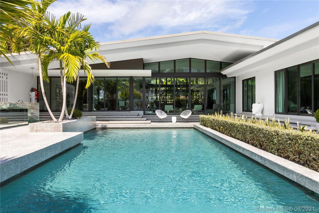 Recently Sold: $10,800,000 (5 beds, 5 baths, 4129 Square Feet)