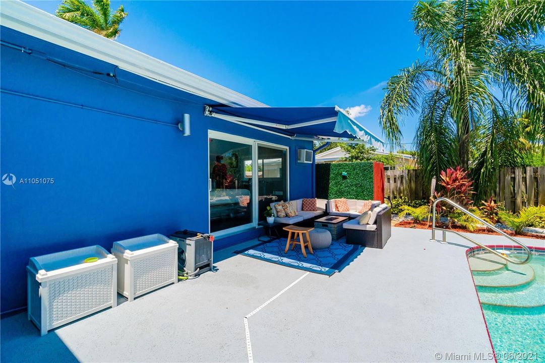 Recently Sold: $425,000 (2 beds, 1 baths, 1320 Square Feet)