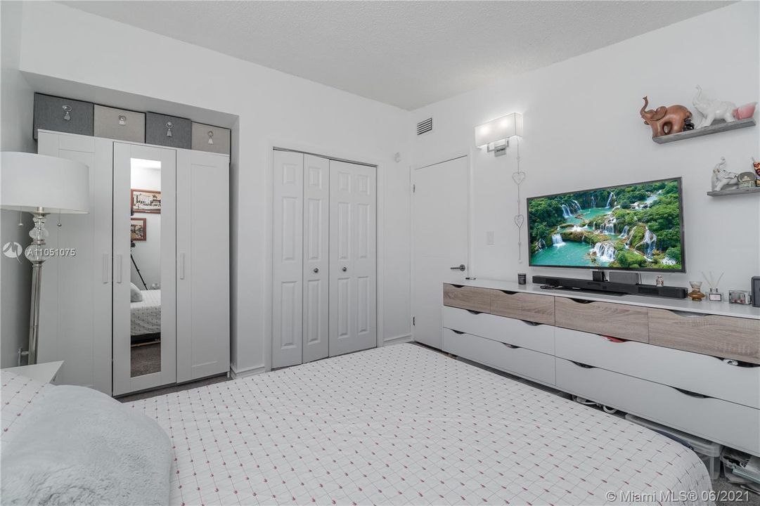 Recently Sold: $425,000 (2 beds, 1 baths, 1320 Square Feet)