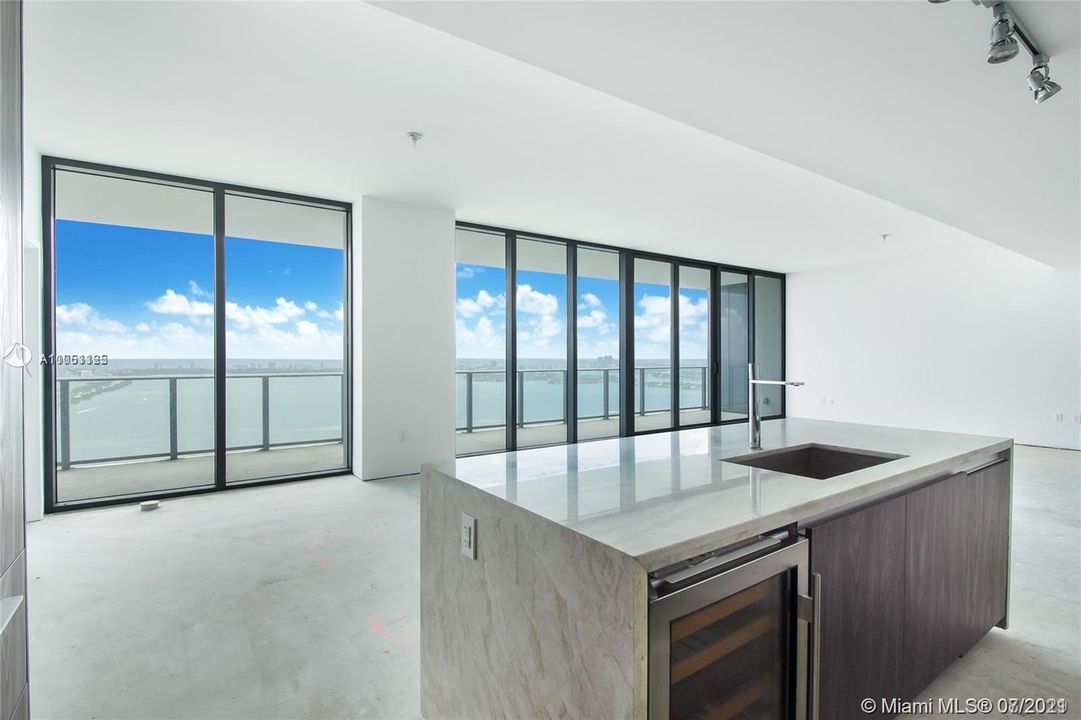 Recently Sold: $3,000,000 (4 beds, 5 baths, 3057 Square Feet)