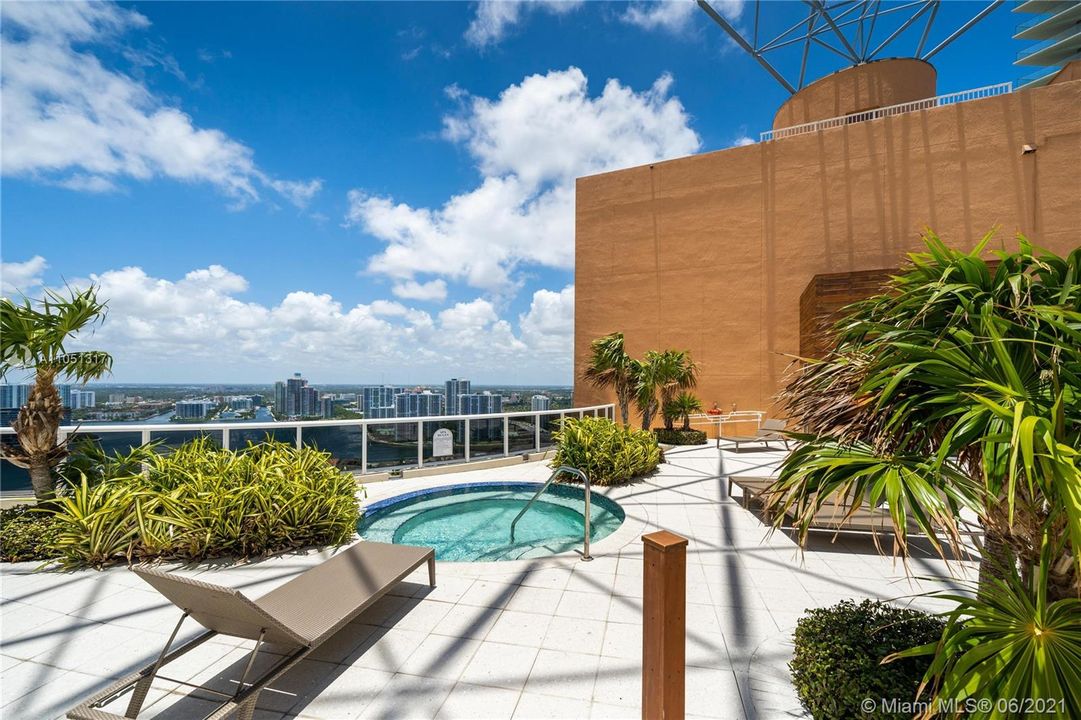 Recently Sold: $1,279,000 (2 beds, 2 baths, 1903 Square Feet)