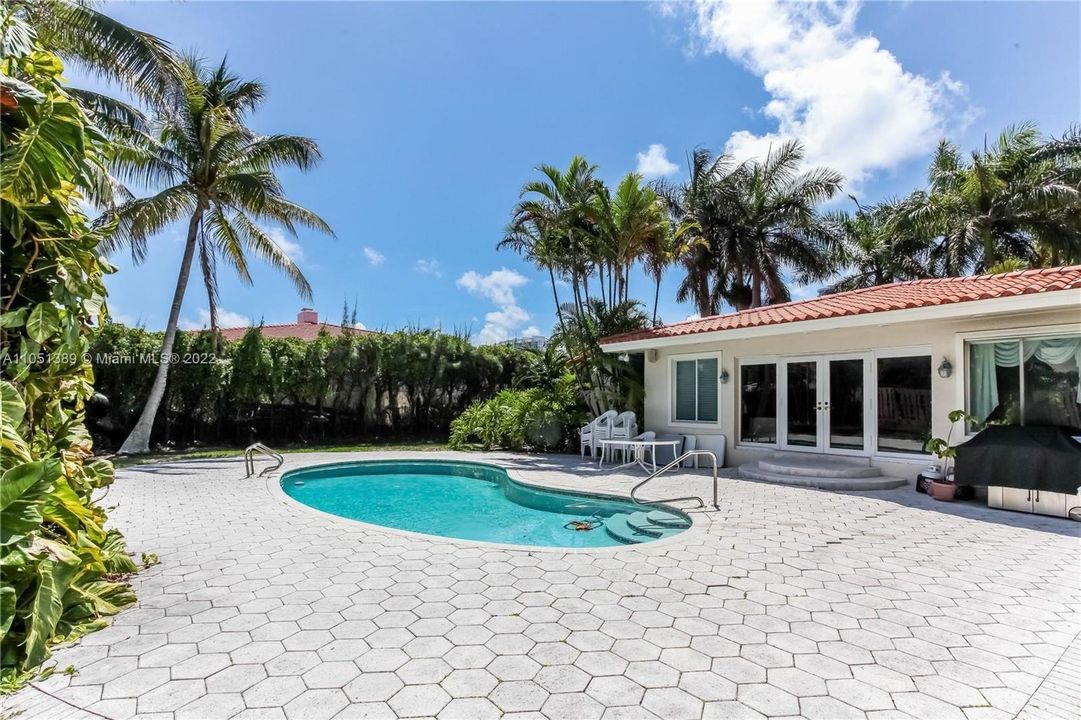 Recently Sold: $4,495,000 (3 beds, 3 baths, 2266 Square Feet)