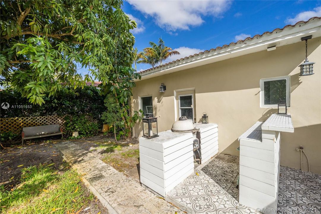 Recently Sold: $1,500,000 (2 beds, 2 baths, 1608 Square Feet)