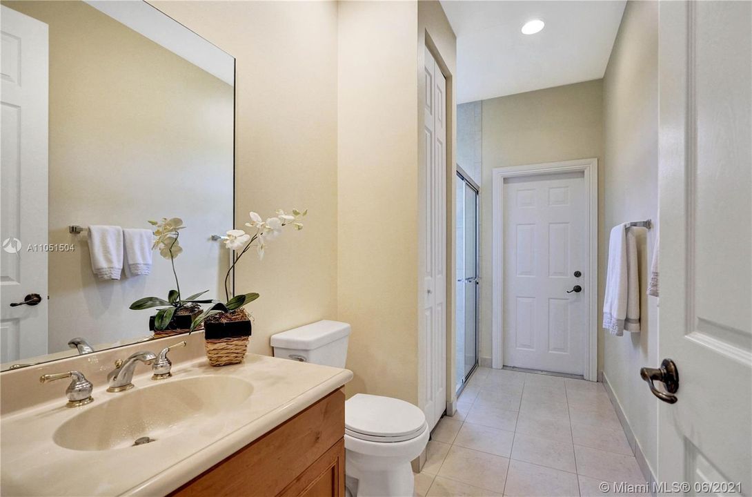 Guest bathroom with access to the side of the house