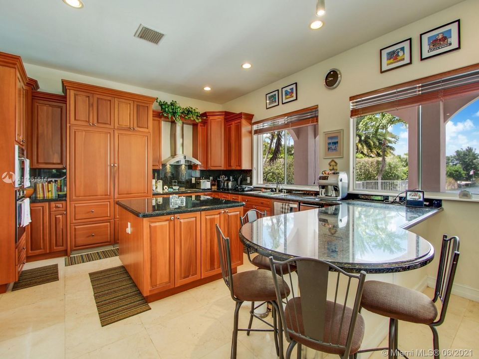 Large Kitchen with Dine-in Area