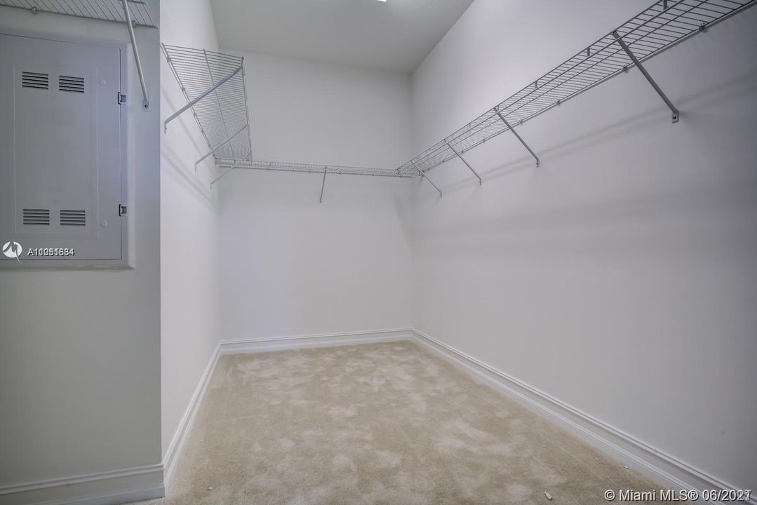 Recently Sold: $389,000 (3 beds, 2 baths, 2218 Square Feet)