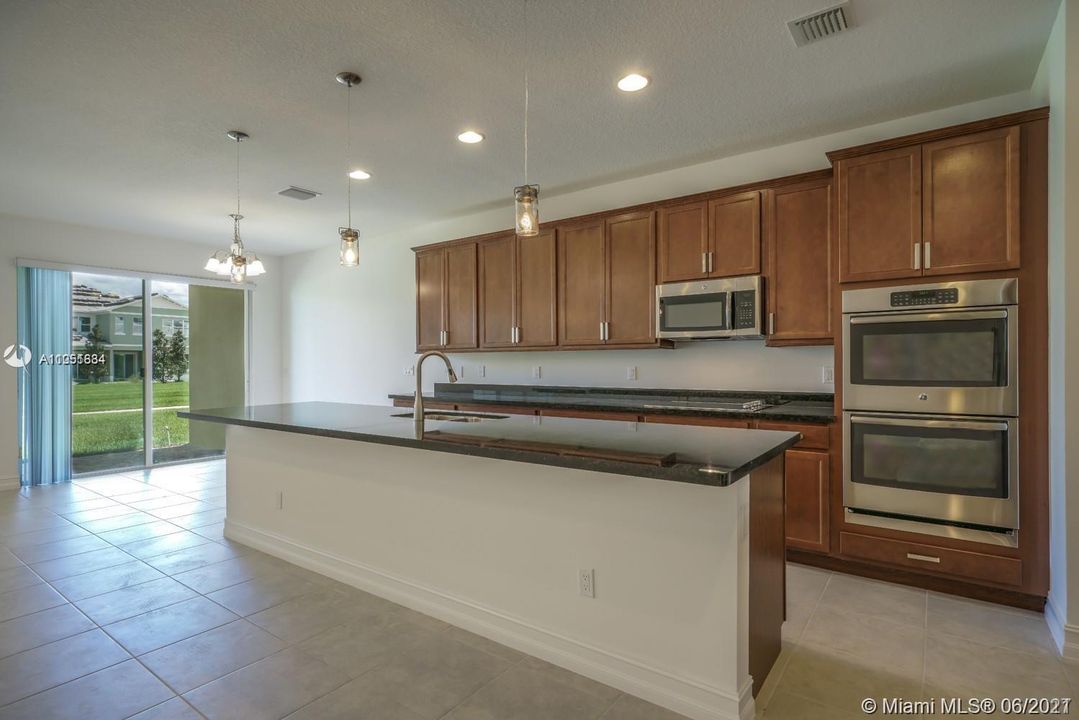 Recently Sold: $389,000 (3 beds, 2 baths, 2218 Square Feet)