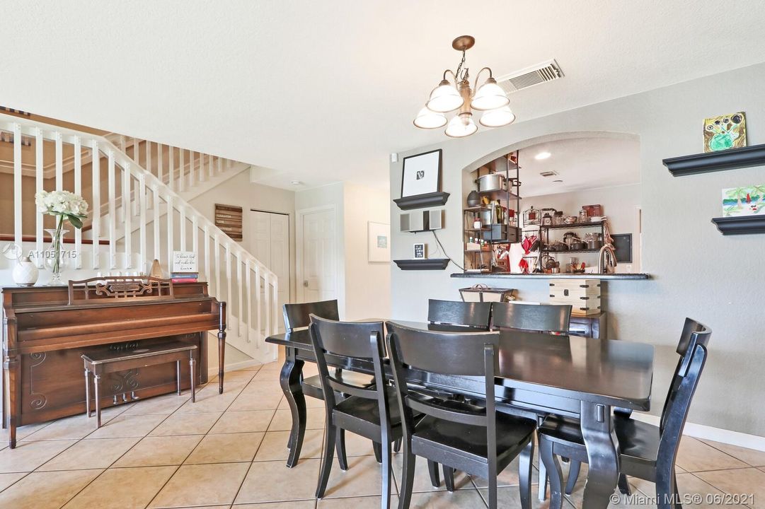 Recently Sold: $309,900 (3 beds, 2 baths, 1560 Square Feet)