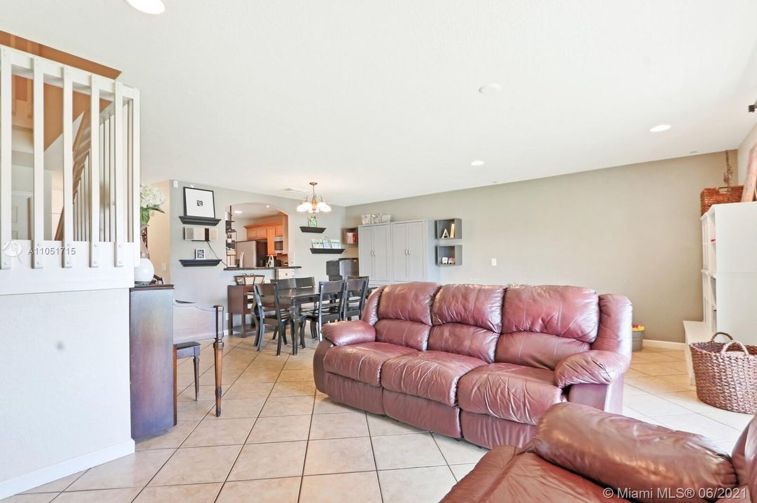 Recently Sold: $309,900 (3 beds, 2 baths, 1560 Square Feet)