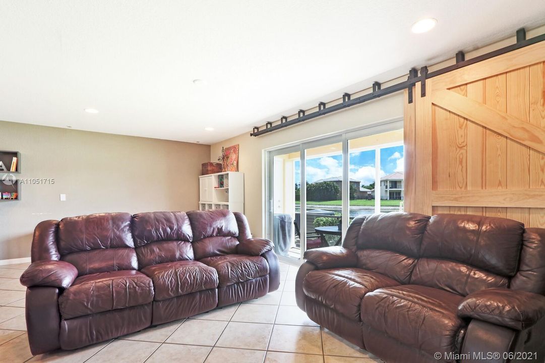 Recently Sold: $309,900 (3 beds, 2 baths, 1560 Square Feet)