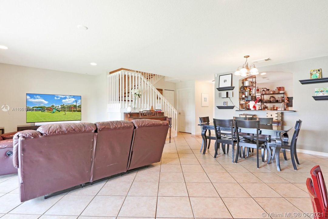 Recently Sold: $309,900 (3 beds, 2 baths, 1560 Square Feet)