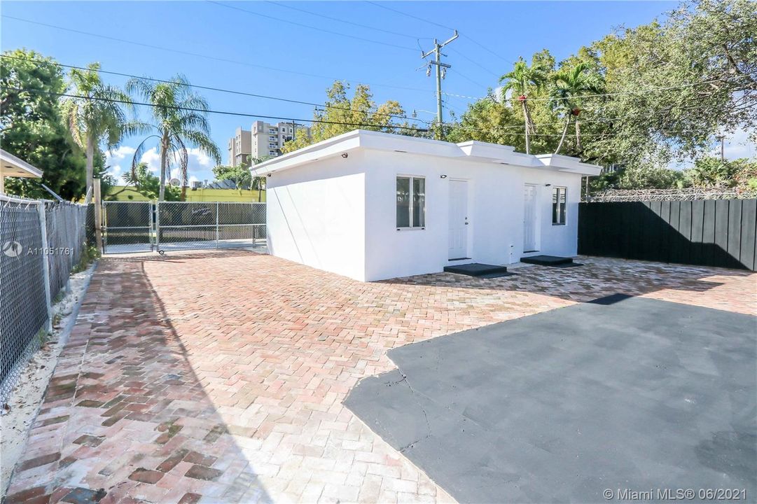 Recently Sold: $950,000 (0 beds, 0 baths, 2326 Square Feet)