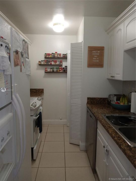 Recently Rented: $3,000 (2 beds, 2 baths, 1036 Square Feet)