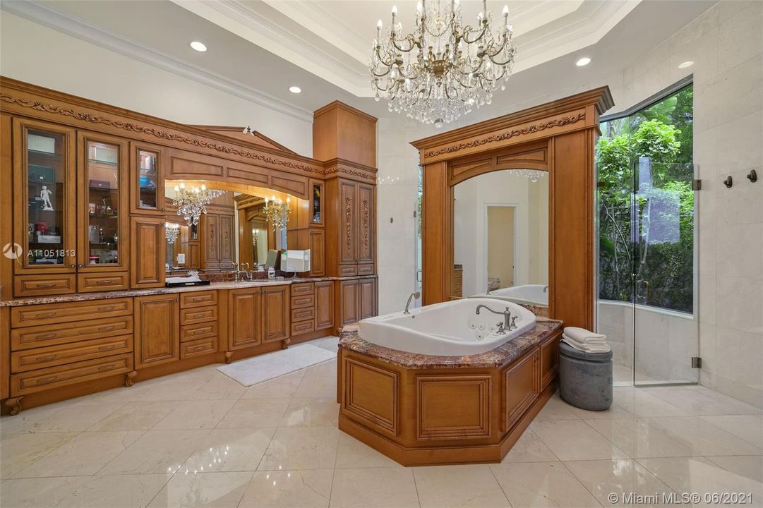 Недавно продано: $4,250,000 (6 спален, 6 ванн, 9454 Квадратных фут)