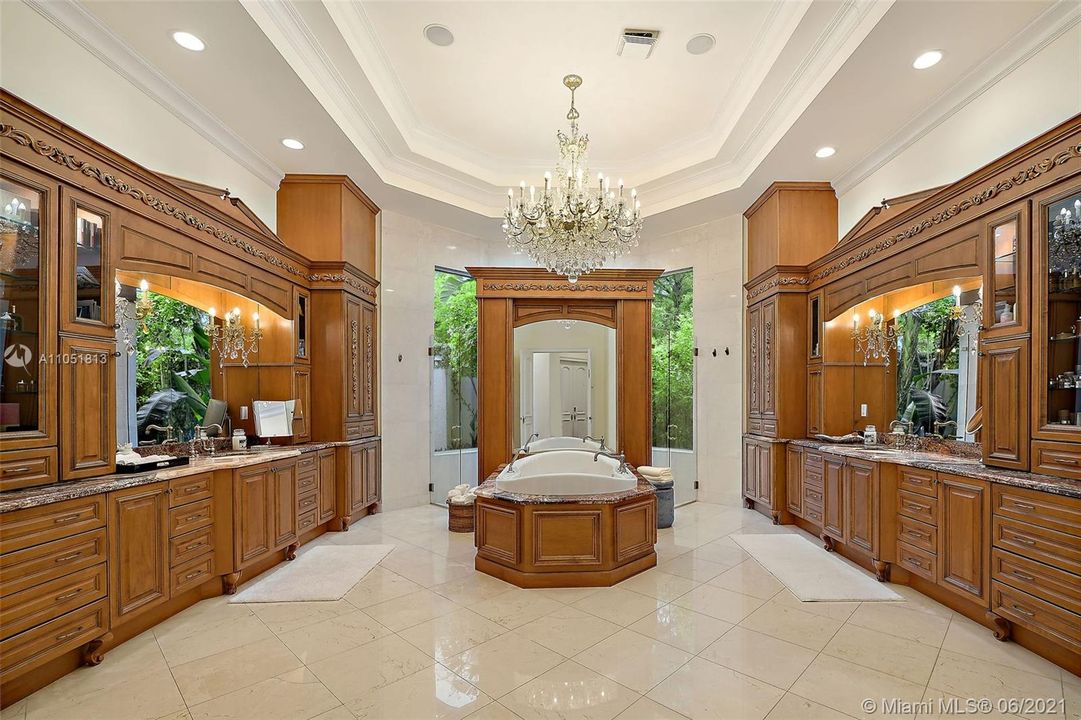 最近售出: $4,250,000 (6 贝兹, 6 浴室, 9454 平方英尺)