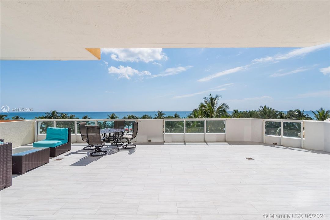 Recently Sold: $2,395,000 (3 beds, 3 baths, 2214 Square Feet)