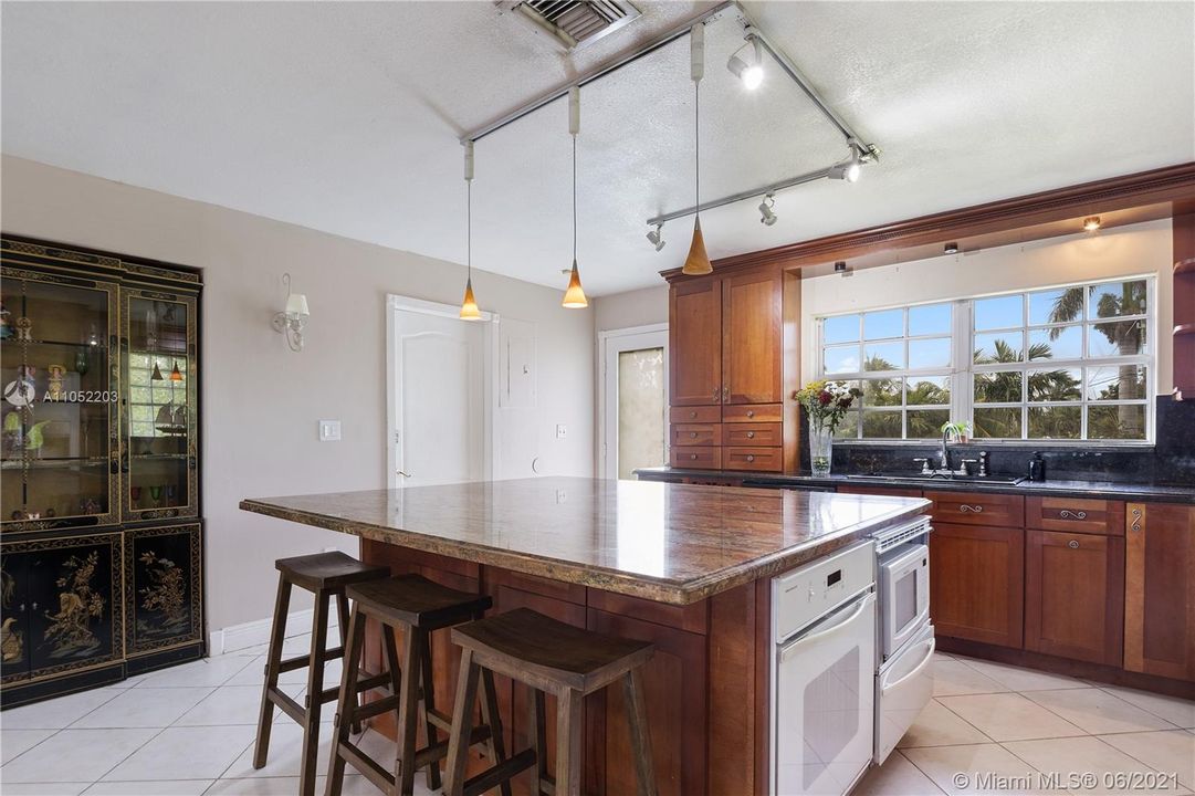 Recently Sold: $1,950,000 (3 beds, 3 baths, 3187 Square Feet)