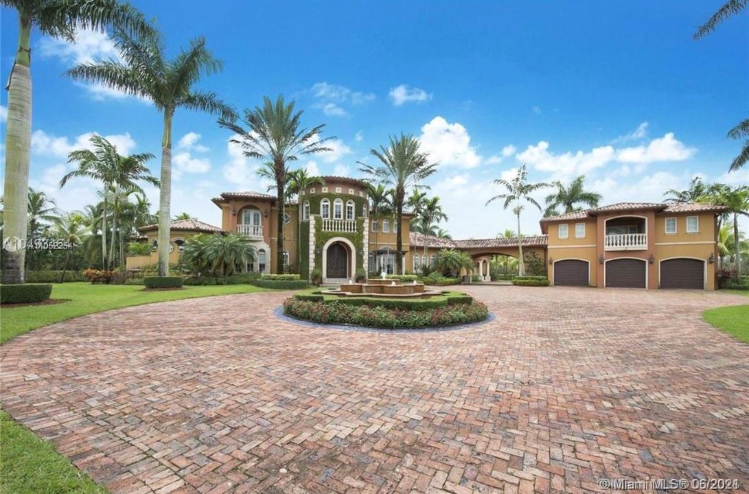 Recently Sold: $3,713,000 (6 beds, 7 baths, 9264 Square Feet)