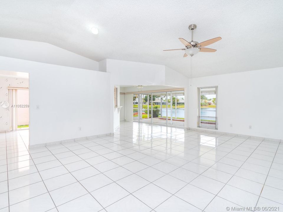 Vendido Recientemente: $319,000 (3 camas, 2 baños, 1548 Pies cuadrados)