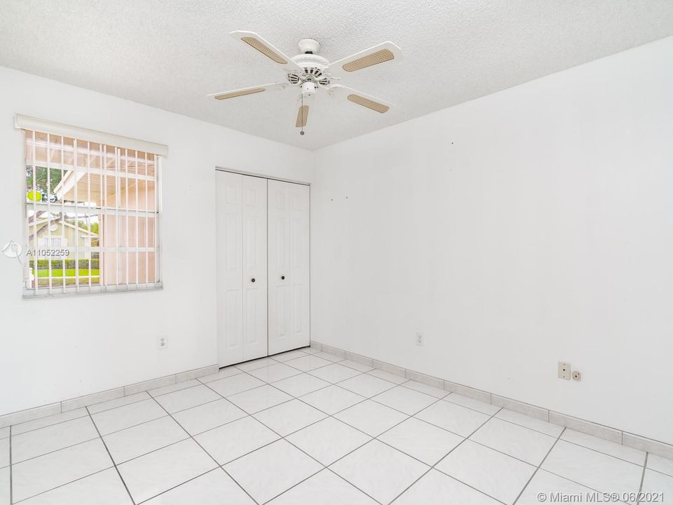 Vendido Recientemente: $319,000 (3 camas, 2 baños, 1548 Pies cuadrados)